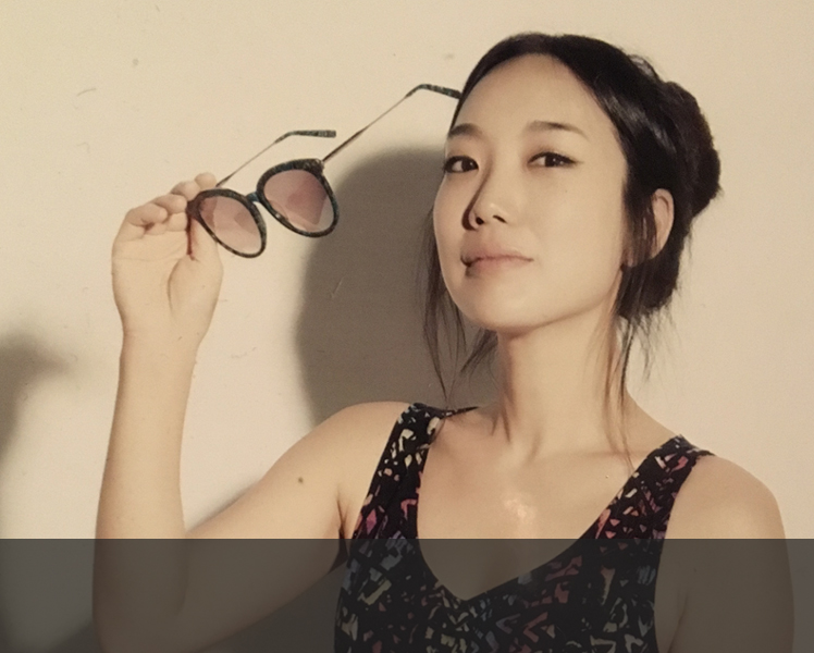 Cecilia Soojeong Yi yra muzikos ir scenos meno projektų vadybininkė. Ji anksčiau dirbo Korėjos kultūros centre Ispanijoje, o šiuo metu yra viena iš pagrindinio Korėjos tarptautinio bei nepriklausomo showcase festivalio Zandari Festa, sutraukiančio virš 130 grupių ir profesionalų iš viso pasaulio, organizatorių. Nuo 2018 m. ji yra ir pirmą kartą organizuojamo festivalio ''DMZ Peace Train Music Festival'' programos sudarytoja bei rūpinasi jo tarptautiniais ryšiais. 